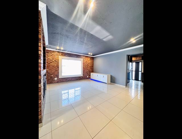 5 BEDROOM FREESTANDING FOR SALE IN MINERALIA